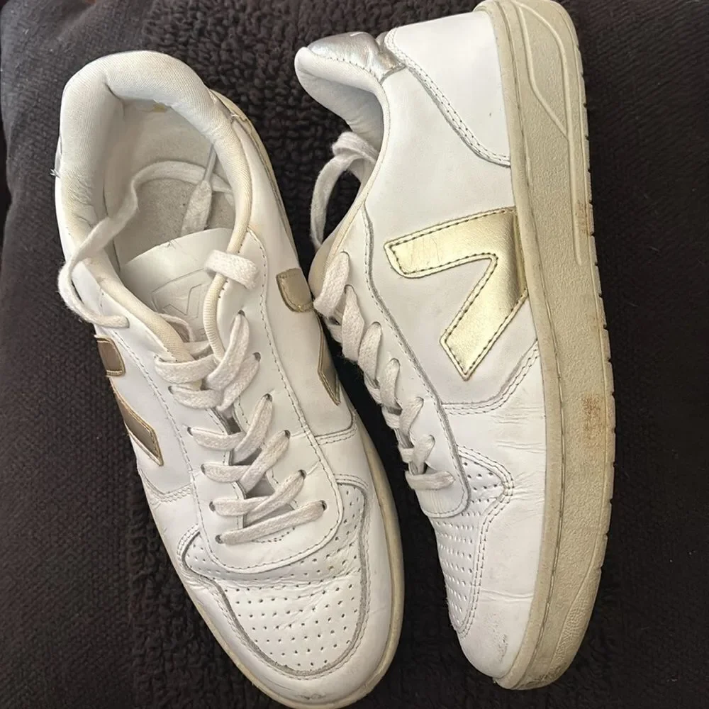 Vert by Veja Leather Snickers Size 6.5